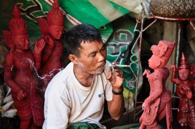 Mandalay, Myanmar - 13 Kasım 2019: Mandalay 'da Buda heykellerini taştan kesmek