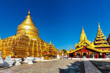 Bagan, Myanmar - 14 Kasım 2019: Altın Shwezigon Pagoda veya Shwezigon Paya