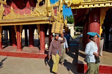 Bagan, Myanmar - 14 Kasım 2019: Altın Shwezigon Pagoda 'da Birman halkı