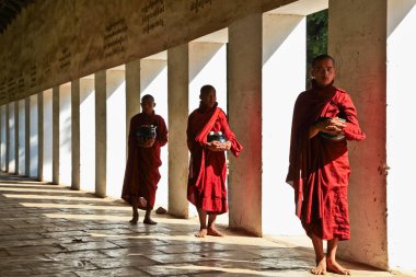 Bagan, Myanmar - 14 Kasım 2019: Altın Shwezigon Pagoda 'da Burmalı keşişler