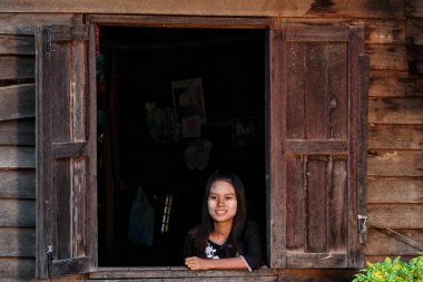 Bagan, Myanmar - 14 Kasım 2019: Bagan 'da pencereden dışarı bakan Birmanyalı kadın