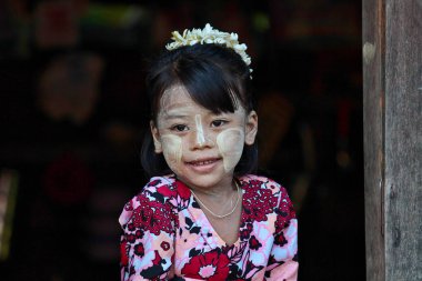 Bagan, Myanmar - 14 Kasım 2019: Bagan 'da pencereden dışarı bakan Birmanyalı kız