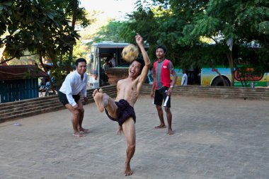 Bagan, Myanmar - 15 Kasım 2019: Chinlone oyunu oynayan Birmanyalı adamlar