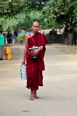 Bagan, Myanmar - 16 Kasım 2019: Birmanyalı keşiş sabah Bagan 'da sadaka dileniyor
