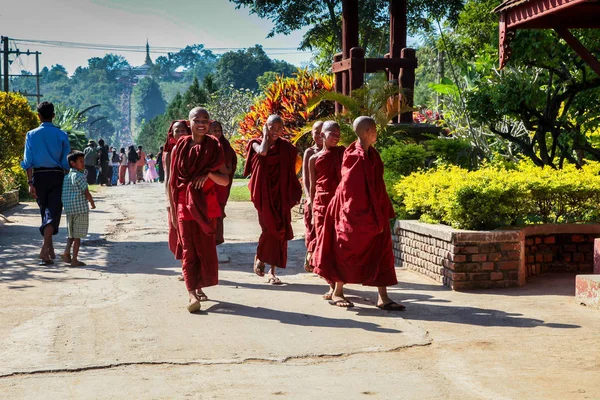 Kyaung, Mianmar - 10 de novembro de 2019: Monges na Vila Kyaung perto de Mandalay — Fotografia de Stock