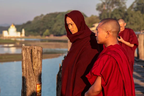 Mandalay, Myanmar - Νοέμβριος 12, 2019: Monks at U Bein bridge in Amarapura — Φωτογραφία Αρχείου