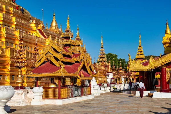 Bagan, Myanmar - 14 Kasım 2019: Altın Shwezigon Pagoda veya Shwezigon Paya — Stok fotoğraf