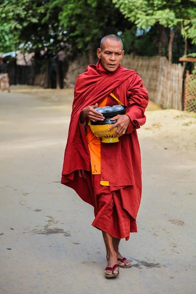 Bagan, Myanmar - 16 de noviembre de 2019: El monje birmano pide limosna por la mañana en Bagan — Foto de Stock