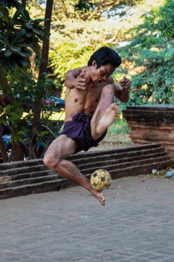 Bagan, Myanmar - 15 Kasım 2019: Chinlone oyunu oynayan Birmanyalı adamlar