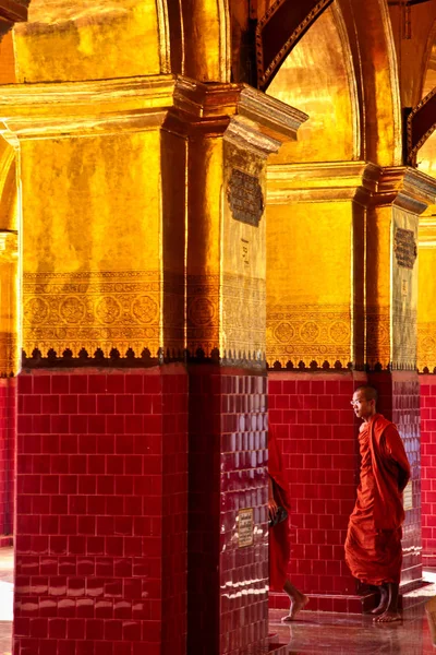 Mandalay, Myanmar - Nov 11, 2019: Mahamuni Pagoda in Mandalay, Myanmar — стокове фото