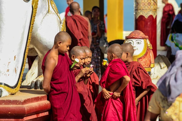 Bagan, Myanmar - Nov 14, 2019: Μοναχοί της Βιρμανίας στη χρυσή Shwezigon Pagoda — Φωτογραφία Αρχείου