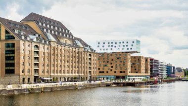 Berlin, Almanya 'da Oberbaşemsiye yakınında Spree nehri.