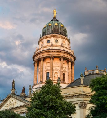 Berlin, Almanya 'da gün batımında ünlü Jandarma Meydanı manzarası