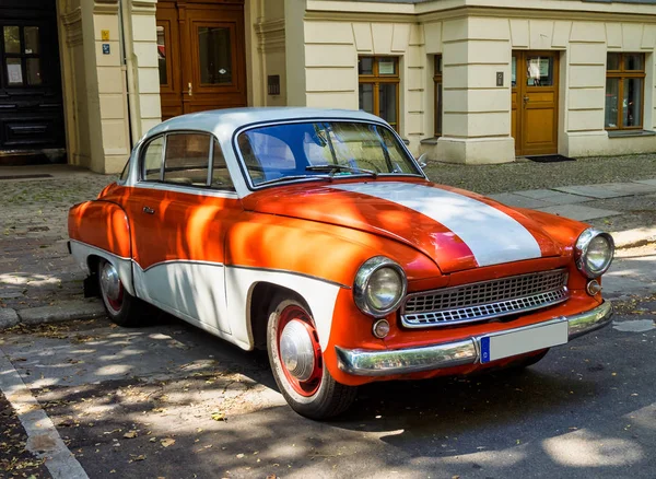 Carro retro vintage em Berlim Prenzlauer Berg, Alemanha — Fotografia de Stock