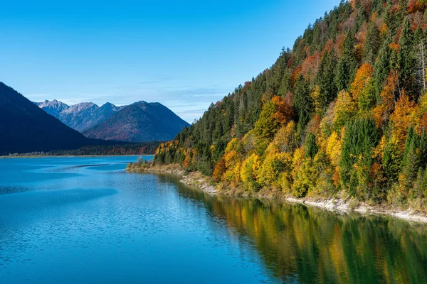 Lago embalse Sylvenstein en otoño, Bad Toelz, Baviera, Alemania, Europa — Foto de Stock