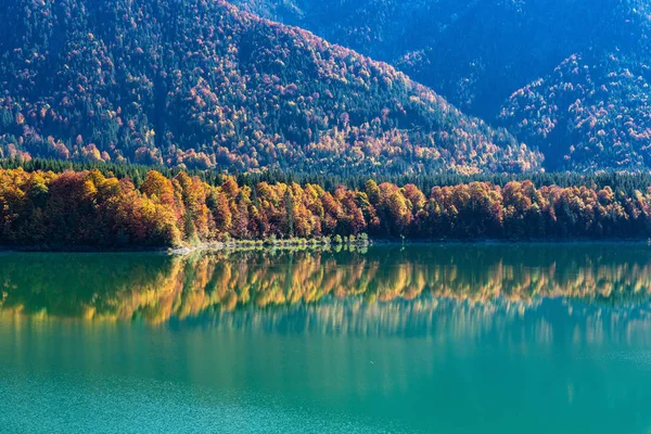 Lago embalse Sylvenstein en otoño, Bad Toelz, Baviera, Alemania, Europa — Foto de Stock