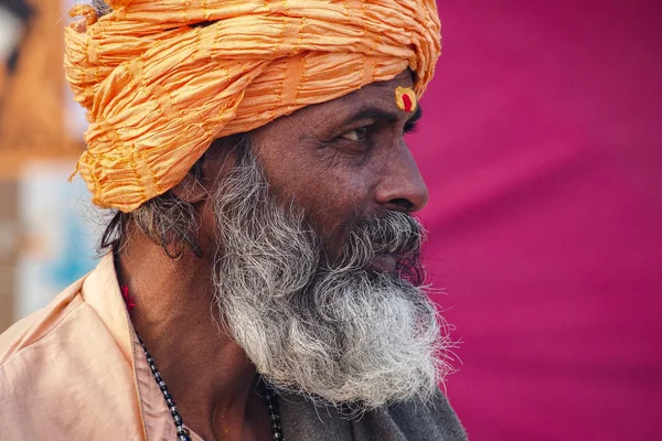 Varanasi, India - Dec 23, 2019: Sadhu at the ghats in Varanasi in India — Stock Photo, Image