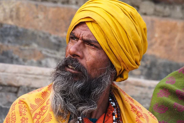 Varanasi, India - 23 de diciembre de 2019: Sadhu en los ghats en Varanasi, India —  Fotos de Stock