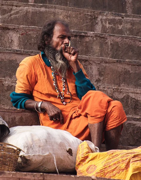 Varanasi, India - Dec 23, 2019: Sadhu at the ghats in Varanasi in India — Stock Photo, Image