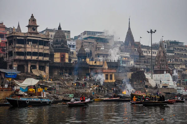 Varanasi, India - Dec 26, 2019: Cremation of bodies at the Manikarnika Ghat — Stock Photo, Image