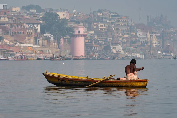 Varanasi, Indien - Dec 23, 2019: Morgenudsigt over The Ghats og byen Varanasi - Stock-foto
