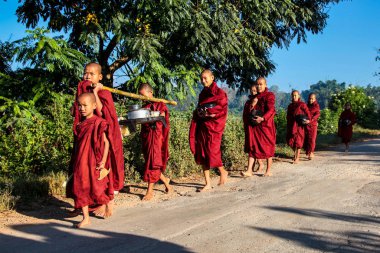 Pindaya, Myanmar - 08 Kasım 2019: Pindaya yakınlarında genç keşişler