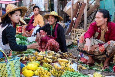 Heho, Myanmar - 08 Kasım 2019: Heho şehir merkezinde bir pazardaki insanlar