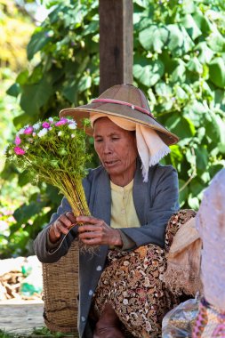 Heho, Myanmar - 08 Kasım 2019: Heho şehir merkezinde bir pazardaki insanlar