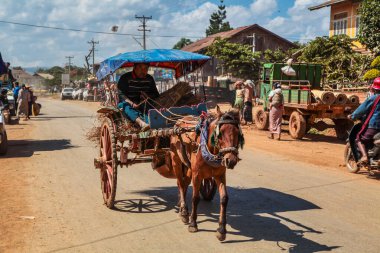 Heho, Myanmar - 08 Kasım 2019: Heho şehir merkezinde bir pazardaki insanlar