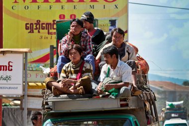 Heho, Myanmar - 08 Kasım 2019: Heho şehir merkezinde bir pazardaki insanlar