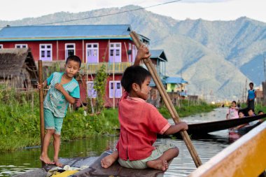 Inle Gölü, Myanmar - 08 Kasım 2019: Shan Eyaleti 'ndeki Inle Gölü' nde Burmalılar