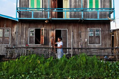 Inle Gölü, Myanmar - 08 Kasım 2019: Shan 'daki Inle Gölü' nde yüzen evler