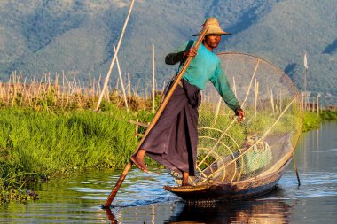 Inle Gölü, Myanmar - 08 Kasım 2019: Inle Gölü 'nde tek bacaklı bir balıkçı kayığı