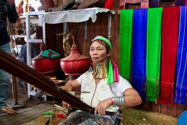Inle Lake, Myanmar - 09 Kasım 2019: Padaung 'lu kadın, Karen uzun boyunlu kabile
