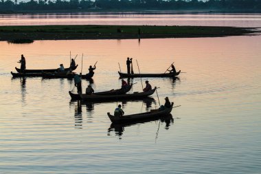 Mandalay, Myanmar - 12 Kasım 2019: Amarapura 'daki U Bein Köprüsü yakınlarında balıkçılar