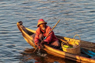 Mandalay, Myanmar - 12 Kasım 2019: Amarapura 'daki U Bein Köprüsü yakınlarında balıkçılar