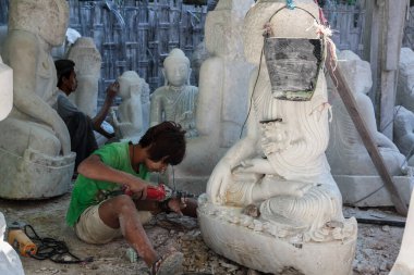 Mandalay, Myanmar - 13 Kasım 2019: Mandalay 'da Buda heykellerini taştan kesmek