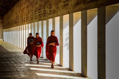 Bagan, Myanmar - 14 Kasım 2019: Altın Shwezigon Pagoda 'da Burmalı keşişler