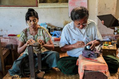 Bagan, Myanmar - 14 Kasım 2019: Bagan Myanmar 'daki geleneksel dantel donanım fabrikası