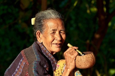 Bagan, Myanmar - 14 Kasım 2019: Birmanyalı kadın Bagan 'da puro içiyor
