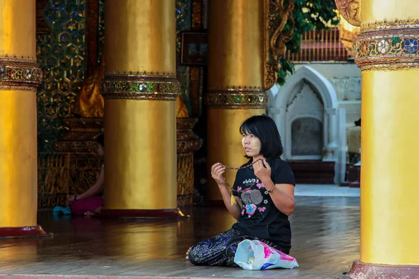 Yangon, Myanmar - Nov 02, 2019: Shwedagon Pagoda Temple — Stok fotoğraf