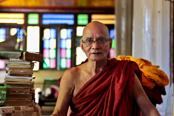 Mawlamyine, Myanmar - Nov 05, 2019: Monje en el Monasterio de Kyaung Seindon Mibaya — Foto de Stock