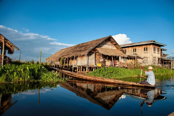 Inle Lake, Myanmar - Nov 08, 2019: Casas flotantes de madera en Inle Lake en Shan — Foto de Stock