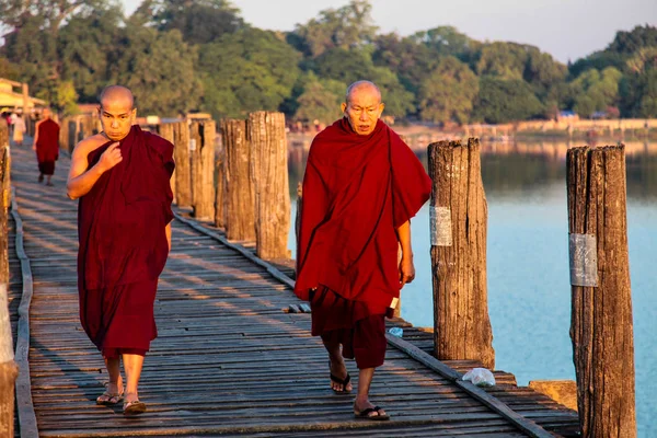 Mandalay, Myanmar - Νοέμβριος 12, 2019: Monks at U Bein bridge in Amarapura — Φωτογραφία Αρχείου