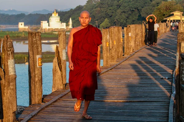 Мандалай, Мьянма - 12 ноября 2019 года: Монах моста У Бейн в Амарапуре — стоковое фото