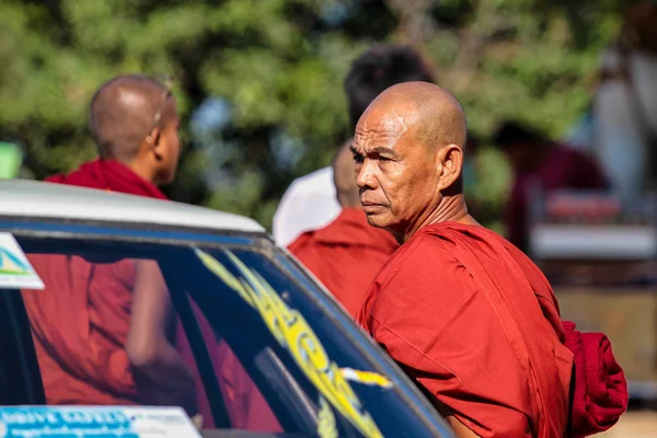 Bagan, Myanmar - 14 de noviembre de 2019: Monjes birmanos en la pagoda dorada de Shwezigon — Foto de Stock