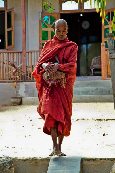 Bagan, Myanmar - 16 de noviembre de 2019: El monje birmano pide limosna por la mañana en Bagan — Foto de Stock