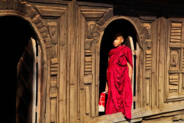 Bagan, Mianmar - 16 de novembro de 2019: Monge no mosteiro de madeira de Nat Taung Kyaung — Fotografia de Stock