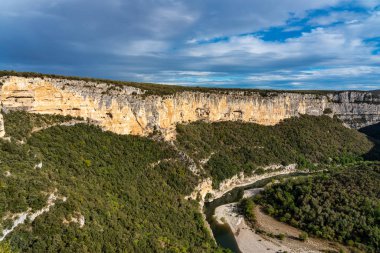 Fransa 'daki güzel Ardeche vadisinde nehir.