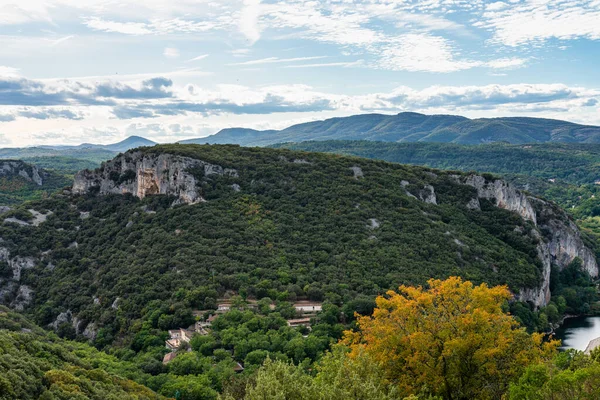 Tájkép a falu körül Vallon Pont darc Ardeche, Franciaország — Stock Fotó